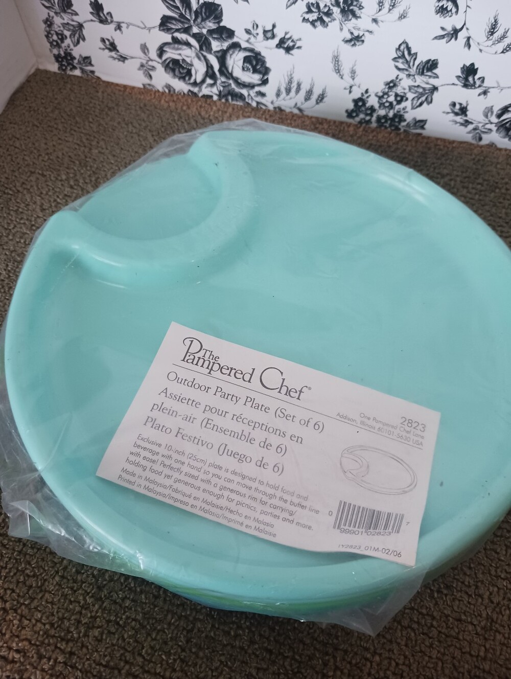 RETIRED - Pampered Chef Outdoor Party Plates -  NEW